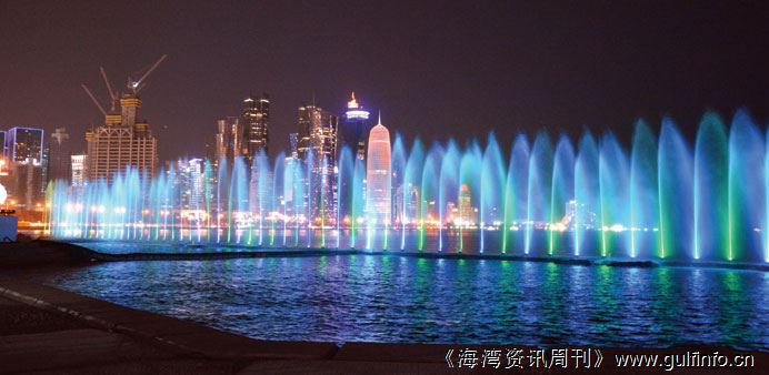 滨江大道上的<font color=#ff0000>喷泉</font>秀吸引了很多人的目光