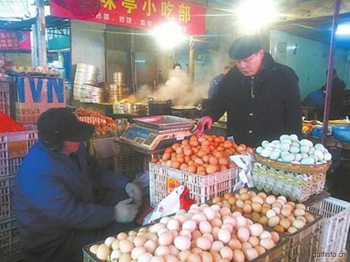每斤鸡蛋2.6元创10年新低，<font color=#ff0000>上海</font>市民：趁现在便宜多吃点