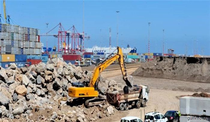 中国挖掘机征战摩洛哥，港口建设急需工程<font color=#ff0000>机械</font>产品