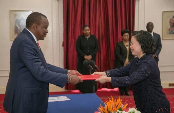 中国新任驻肯尼亚大使孙保红向<font color=#ff0000>肯尼亚总统</font>肯雅塔递交国书