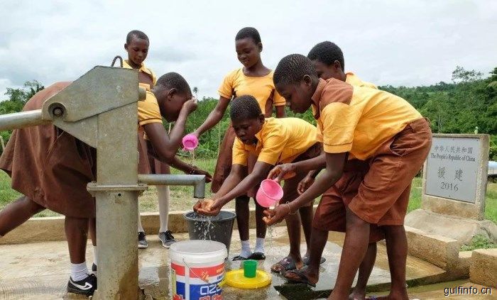 <font color=#ff0000>加纳</font>：中国人援建的水井让我们终于喝上了好喝的“纯净水”