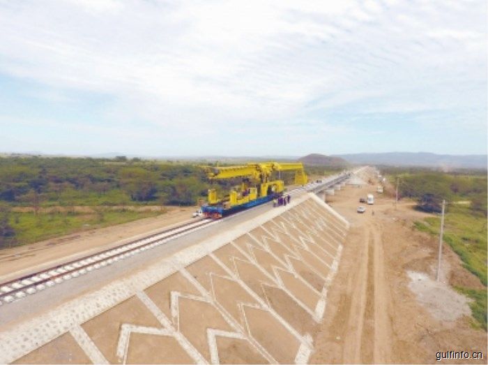 “一带一路”深入非洲大陆腹地标杆工程 <font color=#ff0000>中企</font>承建的肯尼亚内马铁路开始铺轨