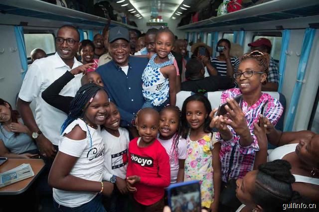 肯尼亚总统体验“肯尼亚春运” 点赞<font color=#ff0000>蒙内铁路</font>优质服务