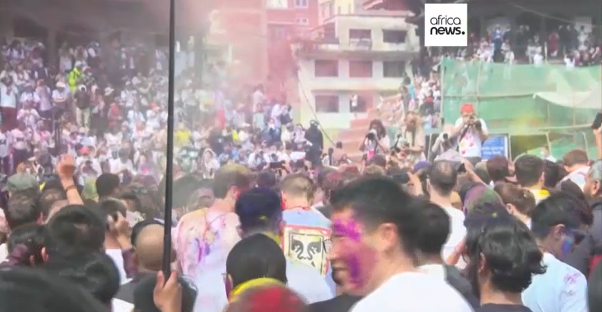 南亚数百万人庆祝<font color=#ff0000>印度</font>教的色彩、爱和春天的节日